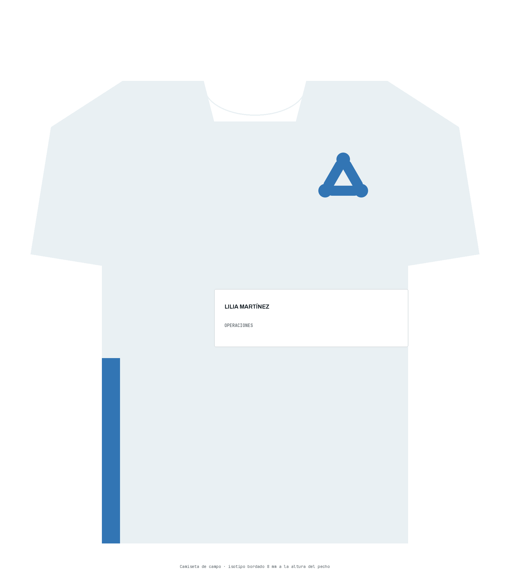 Camiseta de campo del uniforme de Factor 18, con isotipo bordado en el pecho, gafete con nombre y área, y franja azul en el costado
